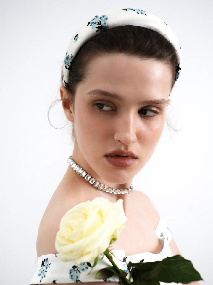 Noelia, wide milky satin headband with a floral print