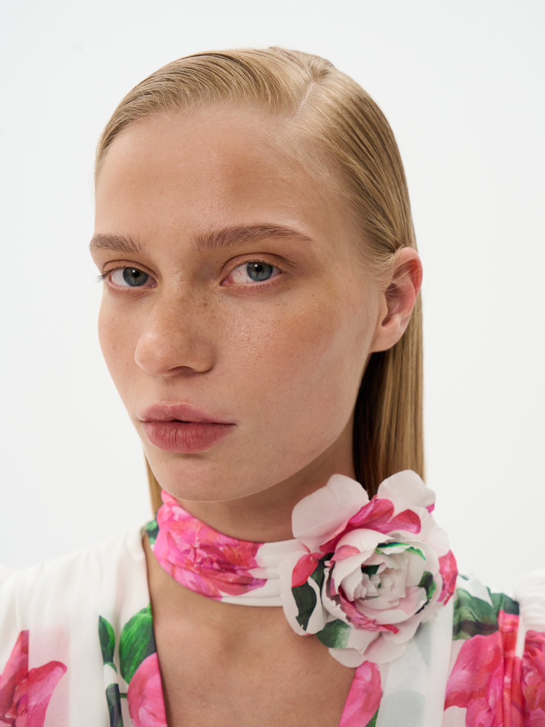 Floriena, chocker milky with crimson rose print