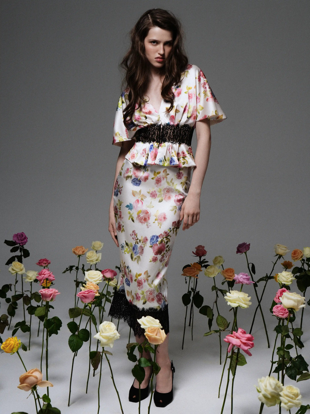 Yasmin, blouse in black satin with a floral print