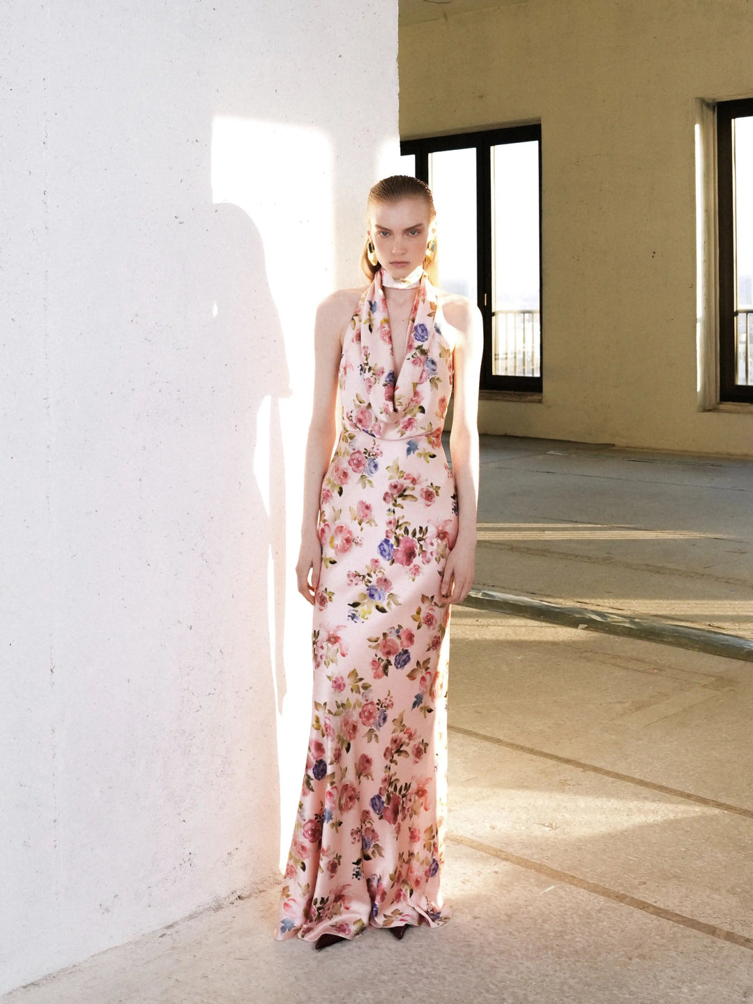 Alia maxi, maxi dress in light pink satin with a floral print