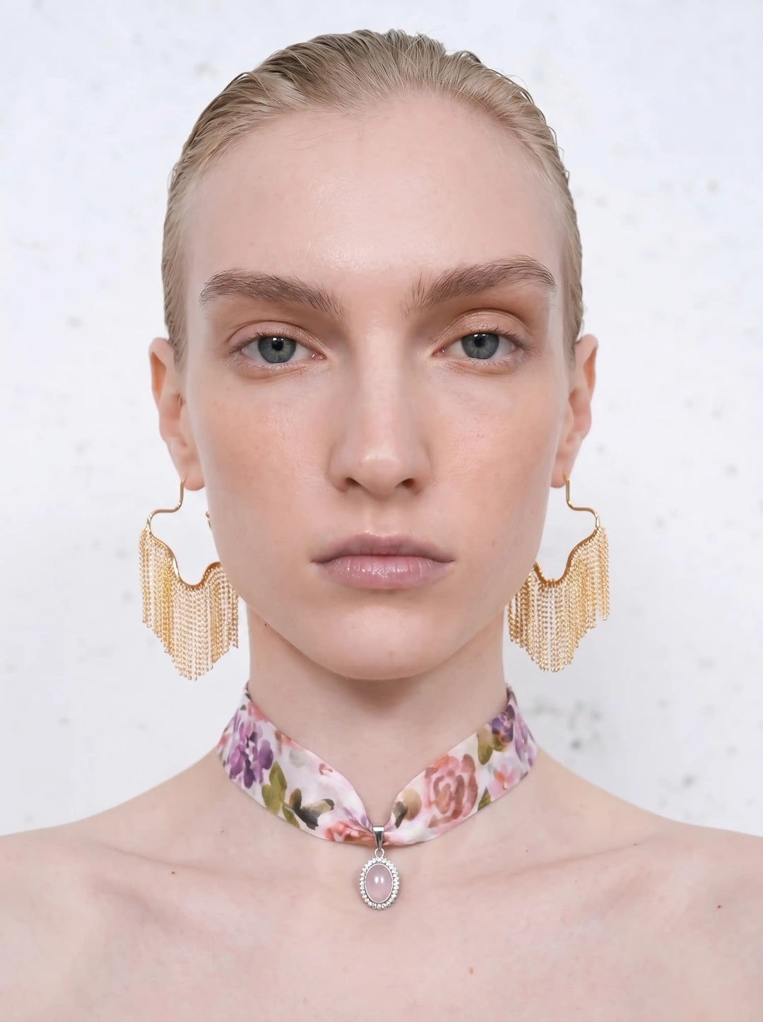 Arin, choker with a pendant in light pink chiffon with a floral print