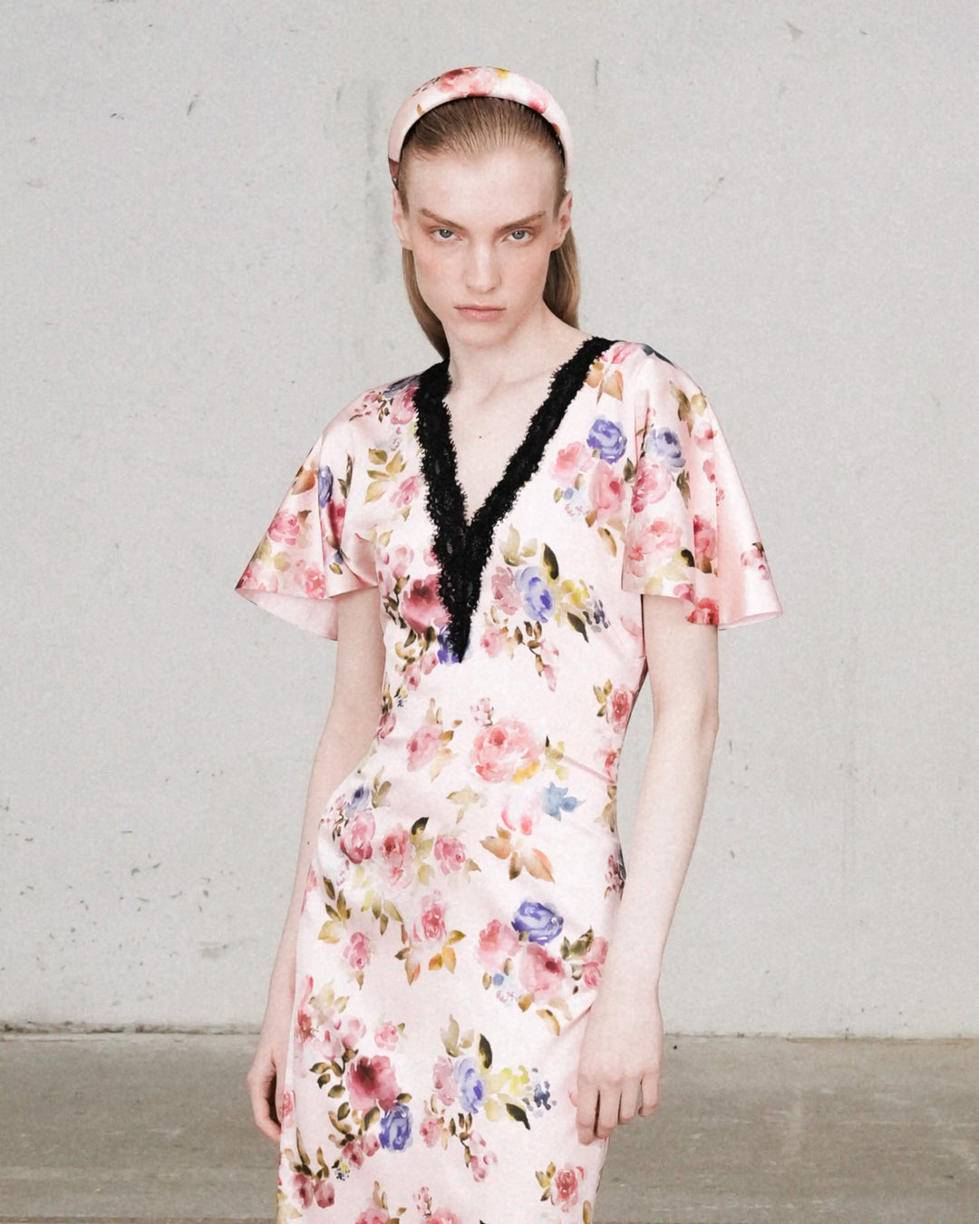 Noelia, headband in light pink satin with a floral print