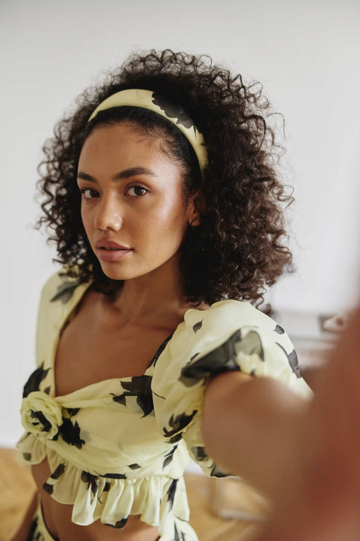 Noelia, headband made of yellow chiffon with gray flowers
