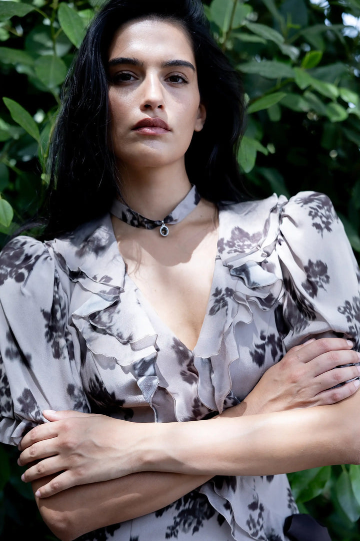 Arin, beige crepe de chine choker with pendant and chocolate flowers