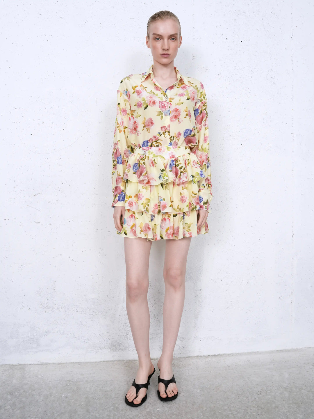 Betty mini, mini skirt in pale yellow crepe de chine with a floral print