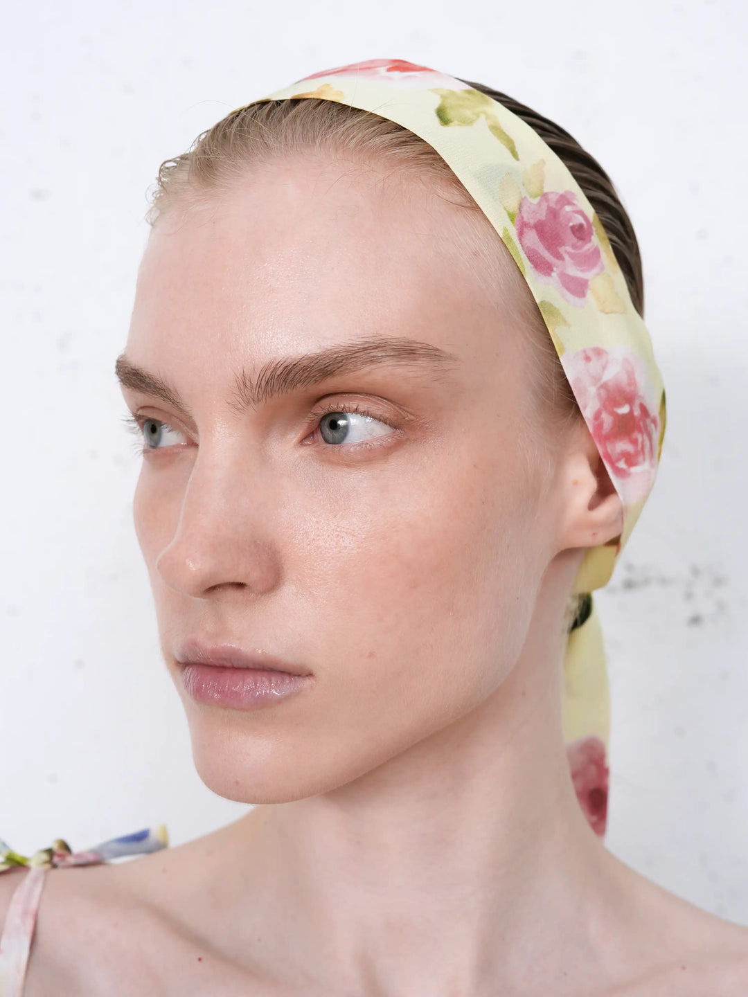 Luana, ribbon in pale yellow crepe de chine with a floral print
