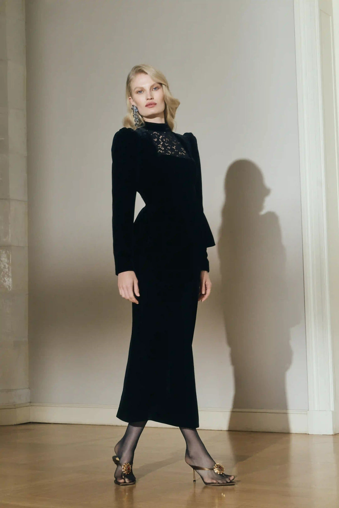 Lyra, long-sleeve top with a choker made of black lace