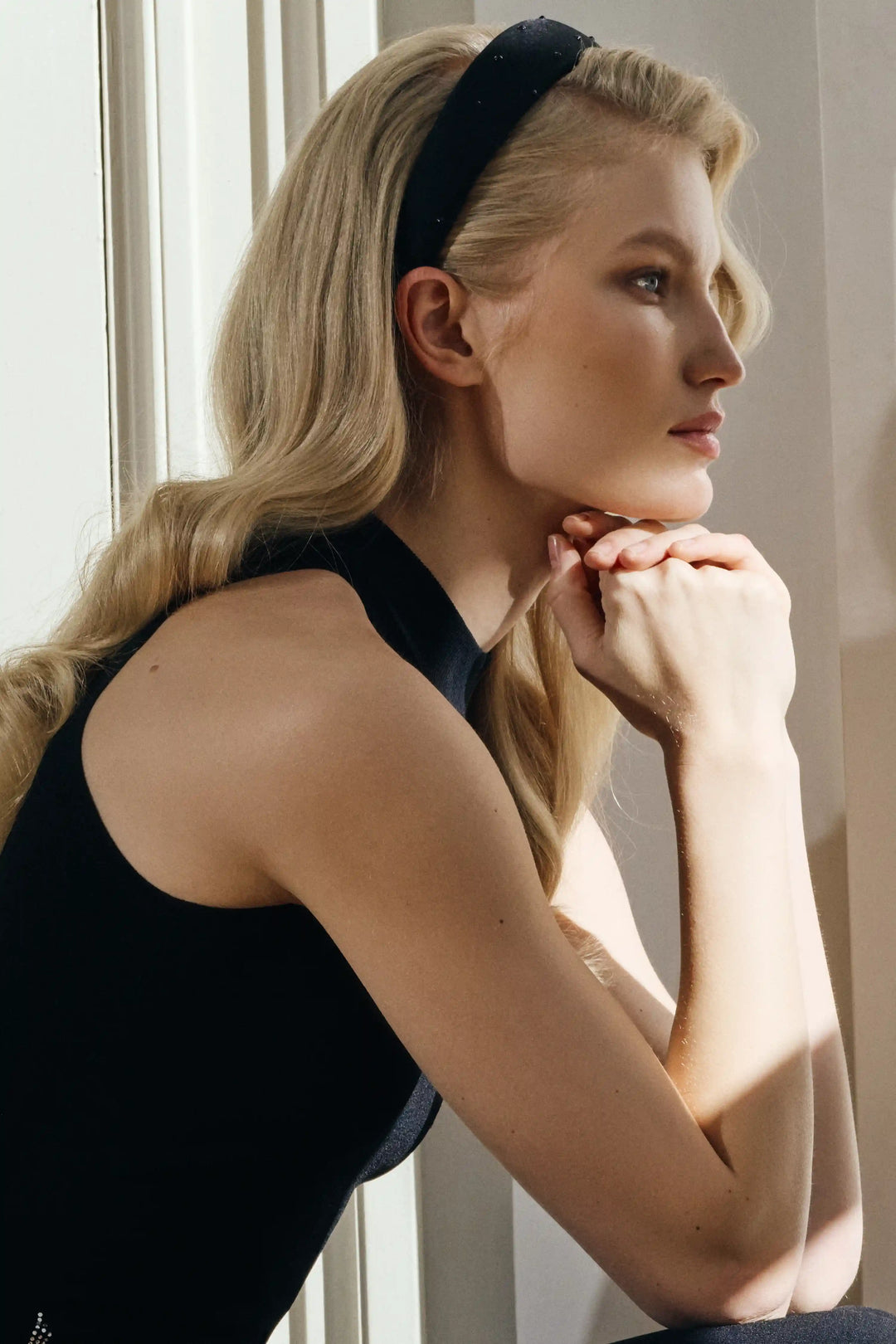 Noelia, headband made of black rayon with rhrinestones