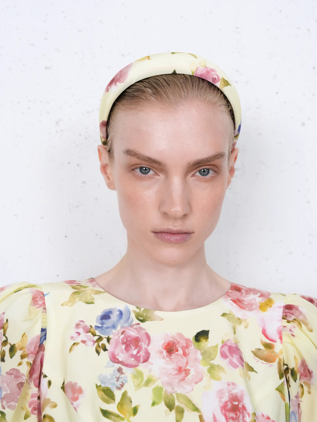 Noelia, headband in pale yellow crepe de chine with a floral print