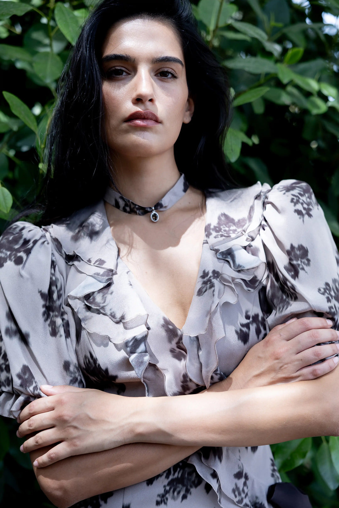 Arin, khaki crepe de chine choker with pendant and ivory flowers