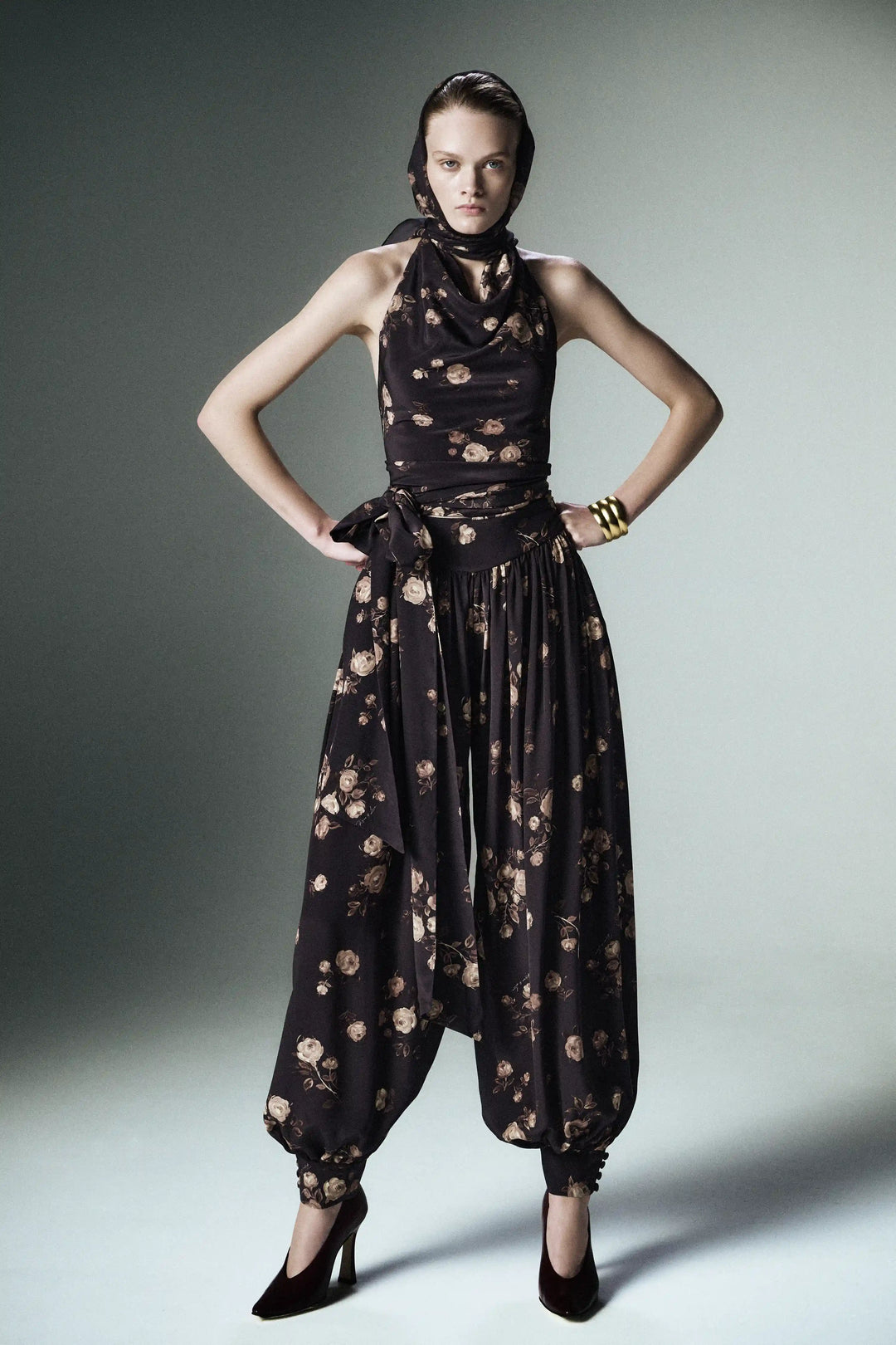 Evie, trousers with ruffles made of chocolate crepe de chine with floral print