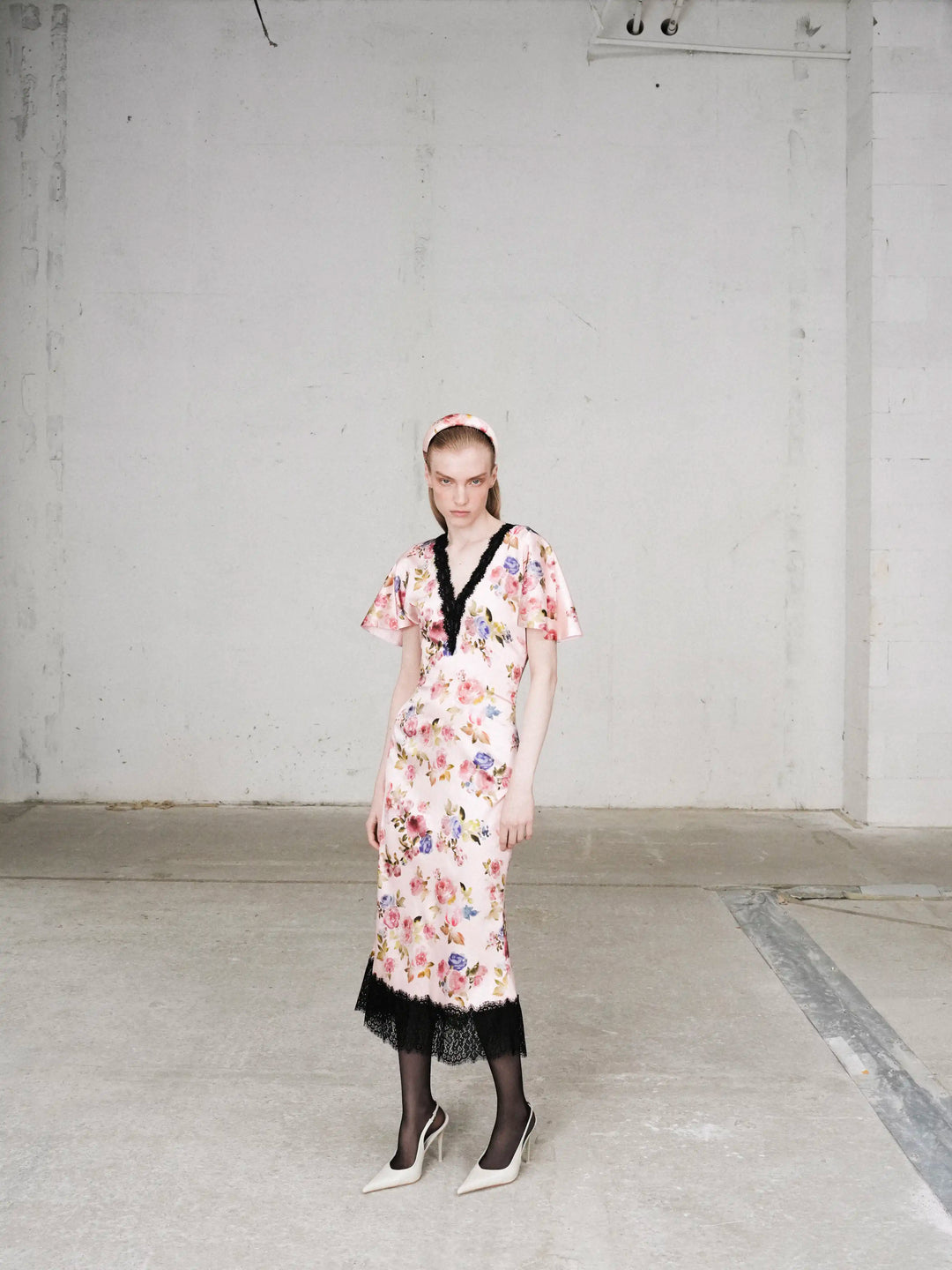 Odette midi, midi dress in light pink satin with a floral print and lace trim