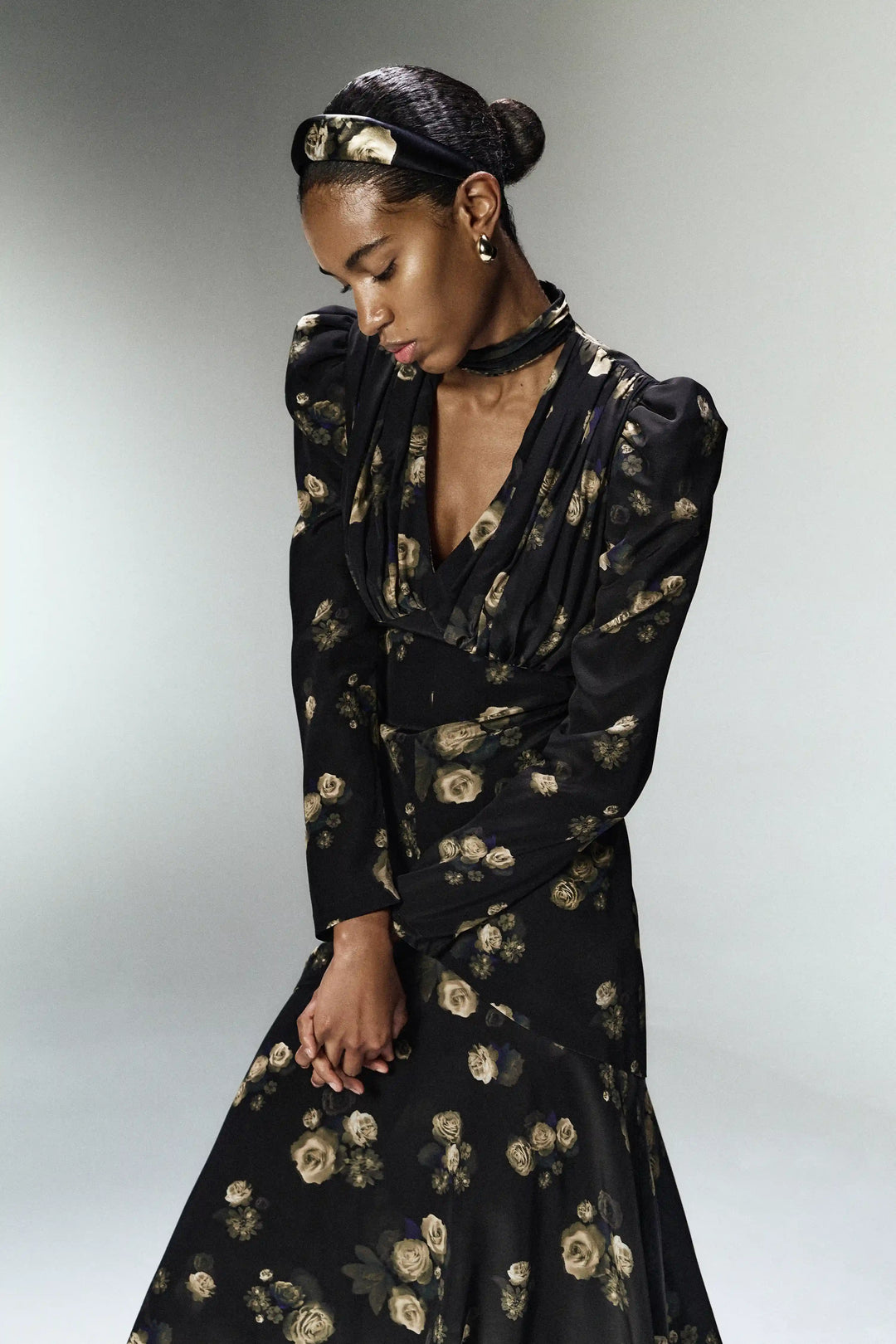 Beah, midi dress made of black crepe de chine with floral print