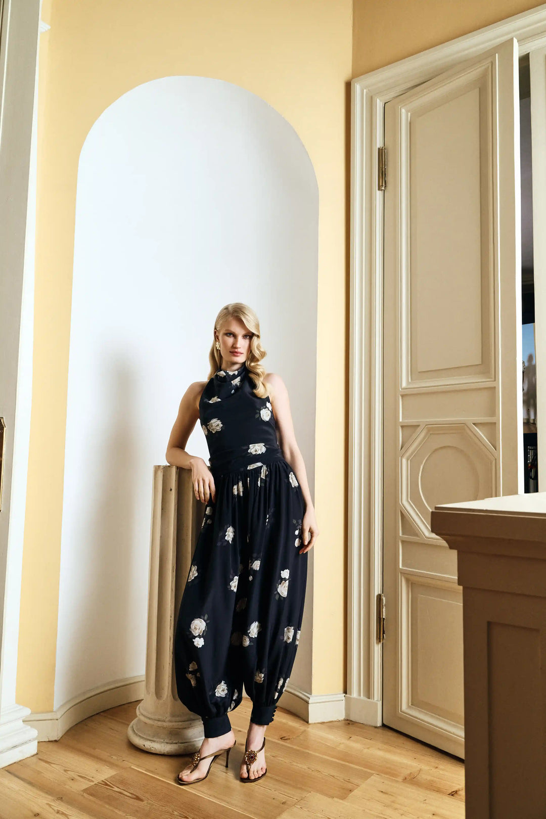 Evie, trousers made of black crepe de chine with floral print