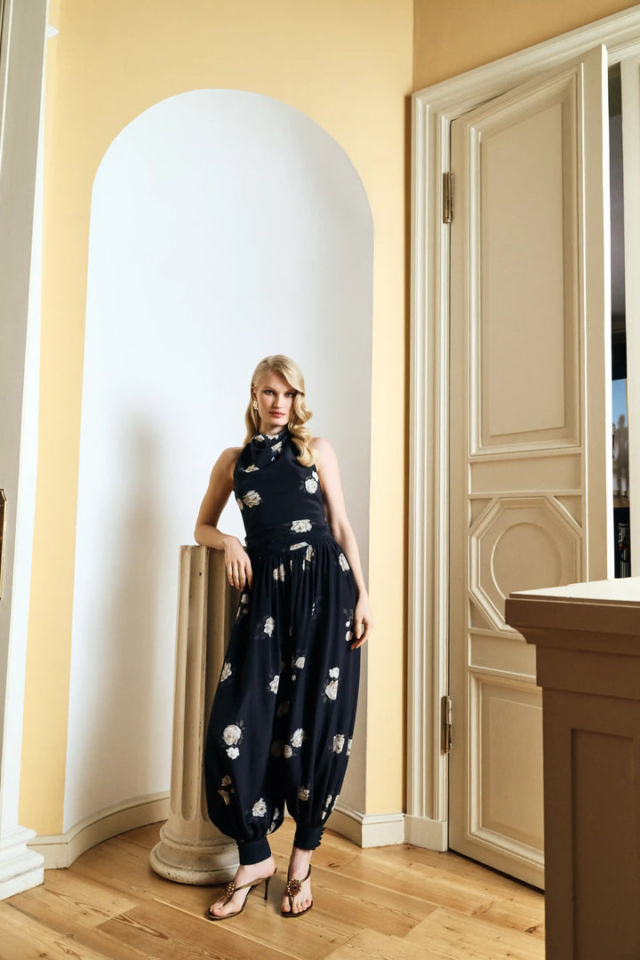 Evie, trousers made of black crepe de chine with floral print