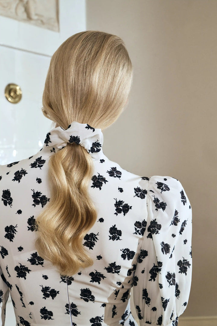 Bruna, hair tie made of ivory crepe de chine with floral print