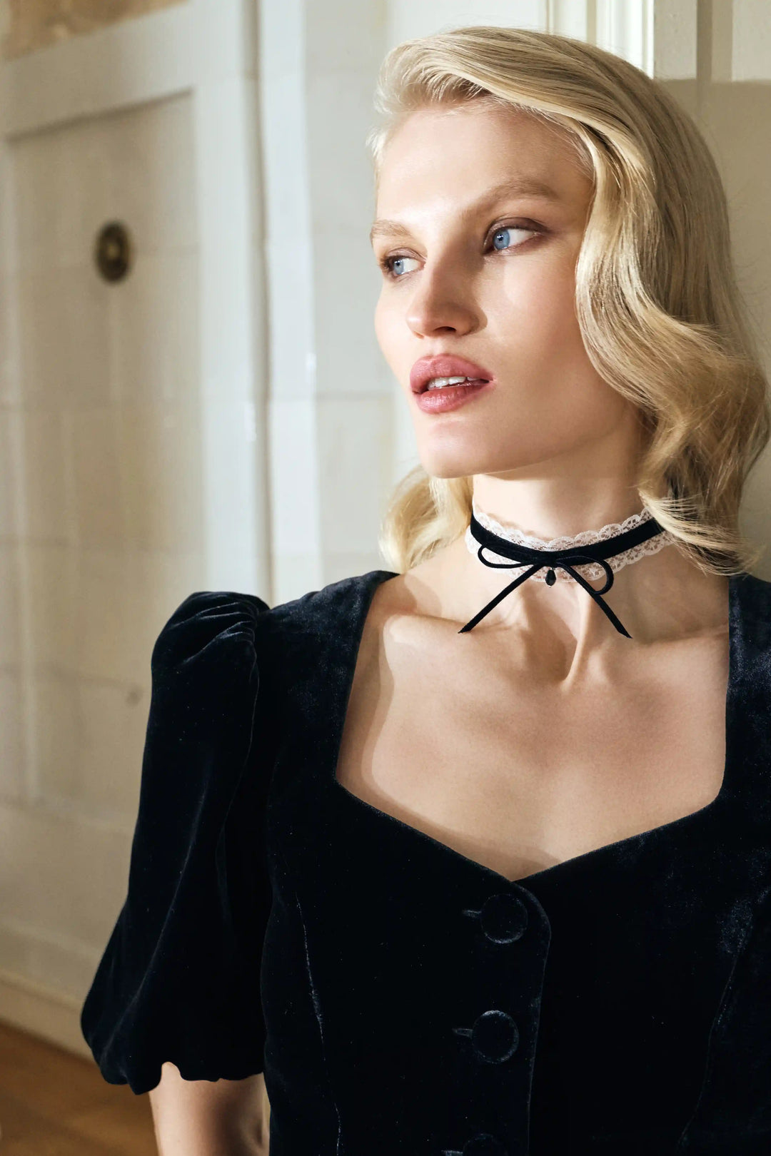 Kitty, choker made of lace and velvet ribbon