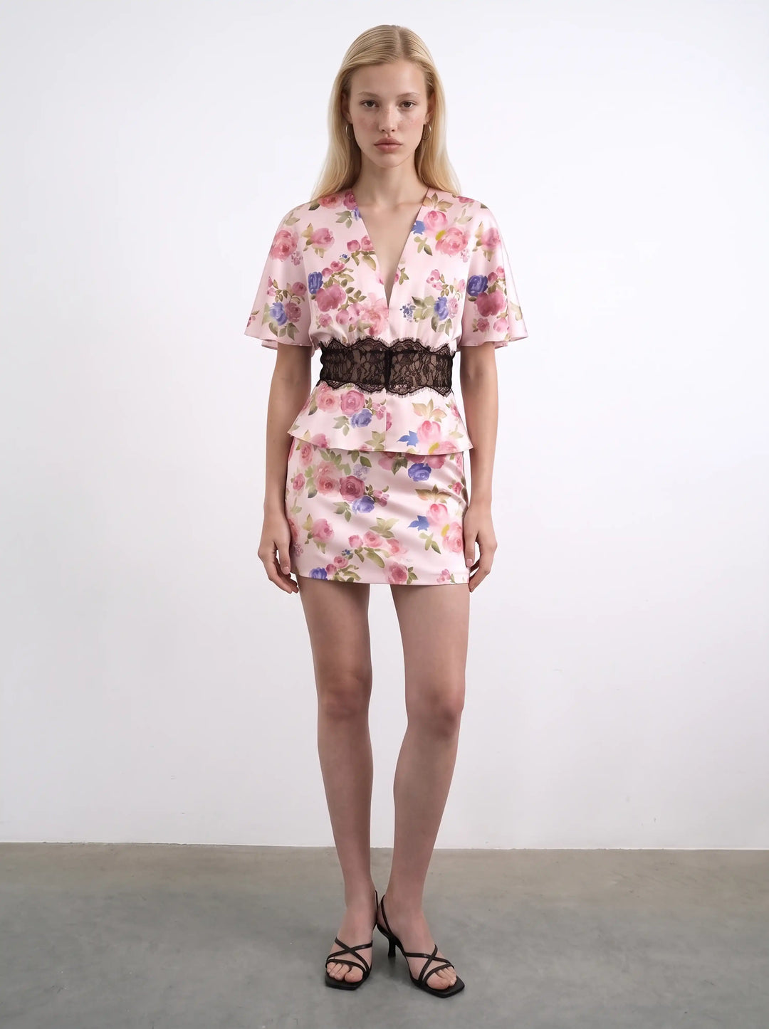 Mona mini, light pink satin mini skirt with floral print