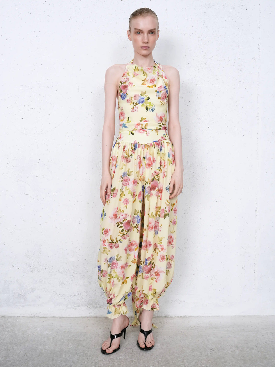 Evie frill, trousers in pale yellow crepe de chine with a floral print