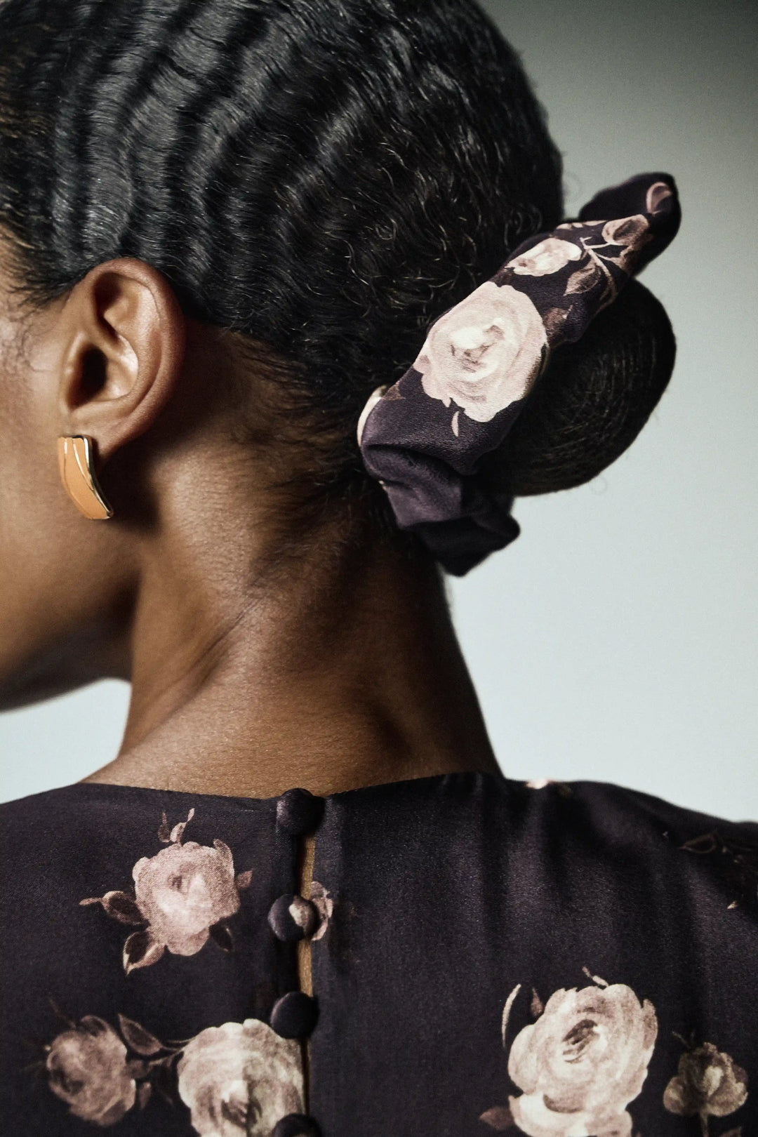 Bruna, hair tie made of chocolate crepe de chine with floral print