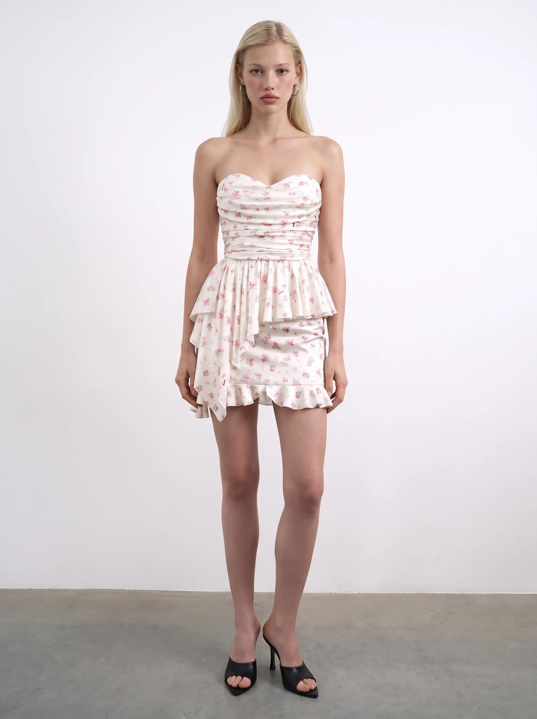 Mona, mini skirt in milky satin with small raspberry flowers