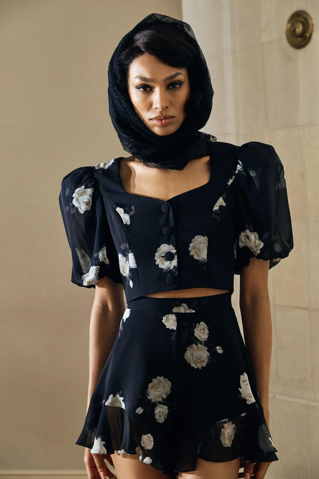 Audrie, mini shorts with ruffles made of black chiffon with a floral print