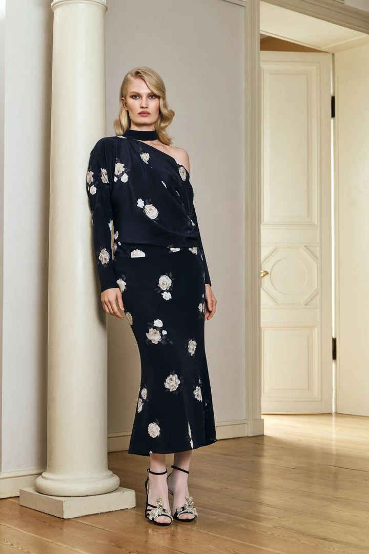 Anika top, top with long sleeves and a choker made of ivory crepe de chine with floral print