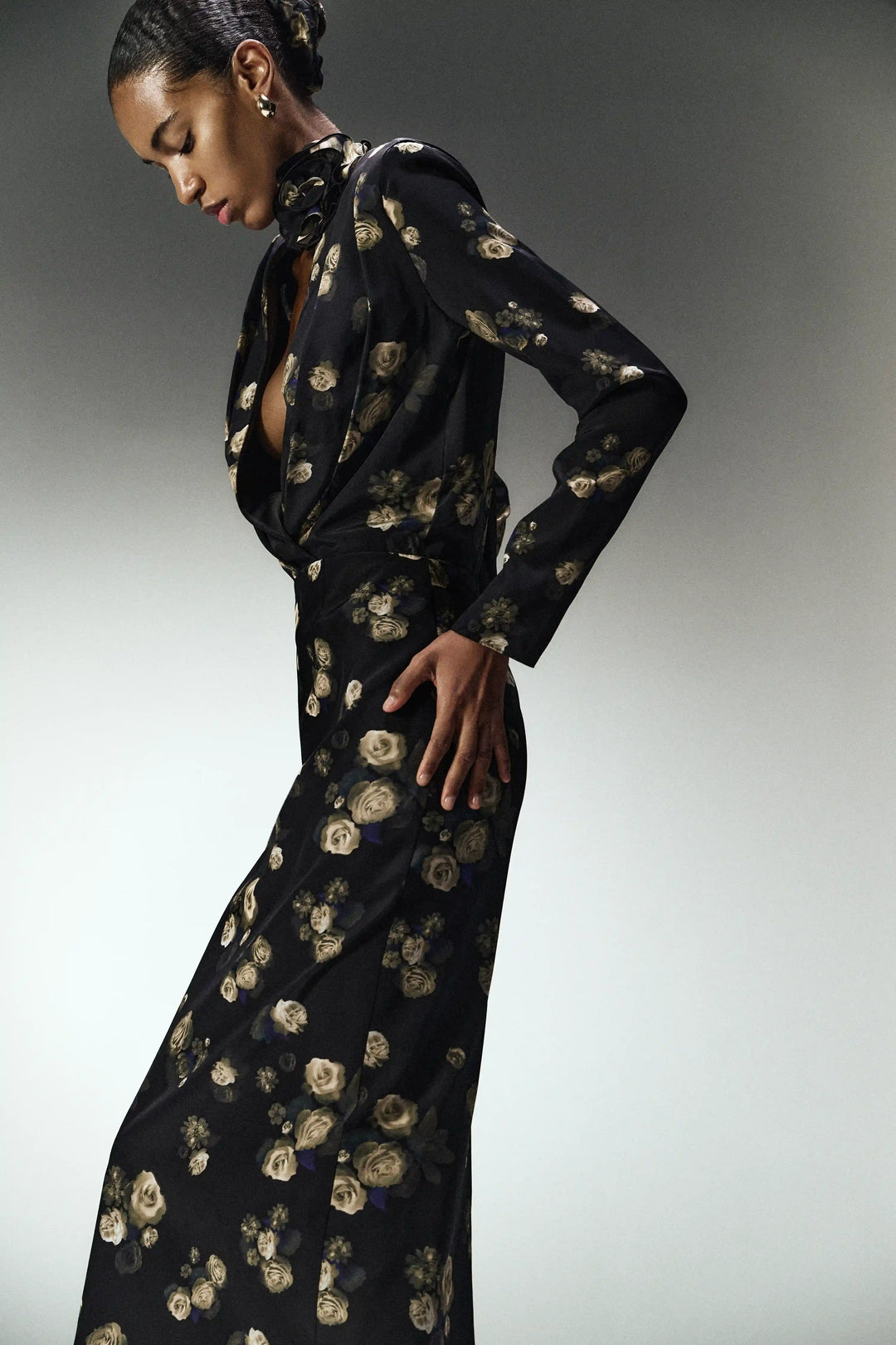Jasmine midi, midi dress made of black crepe de chine with floral print