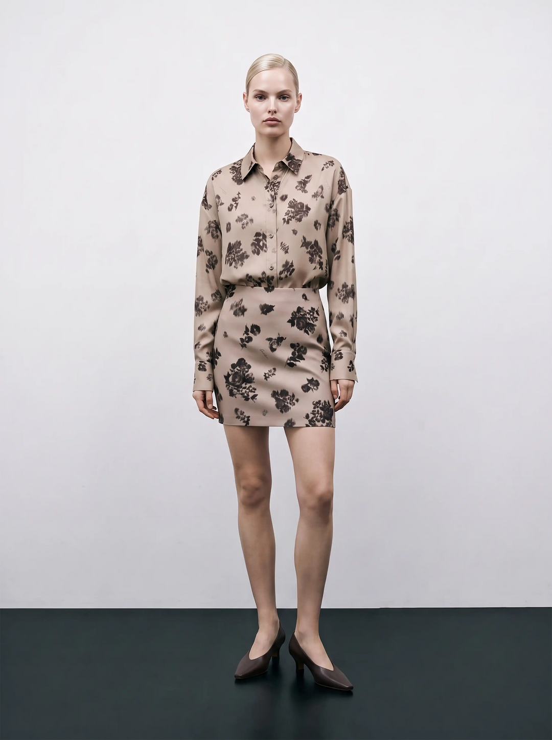 Mona mini, beige crepe de chine mini skirt with chocolate flowers