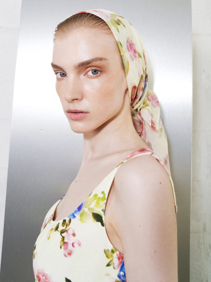Leticia, scarf in pale yellow chiffon with a floral print