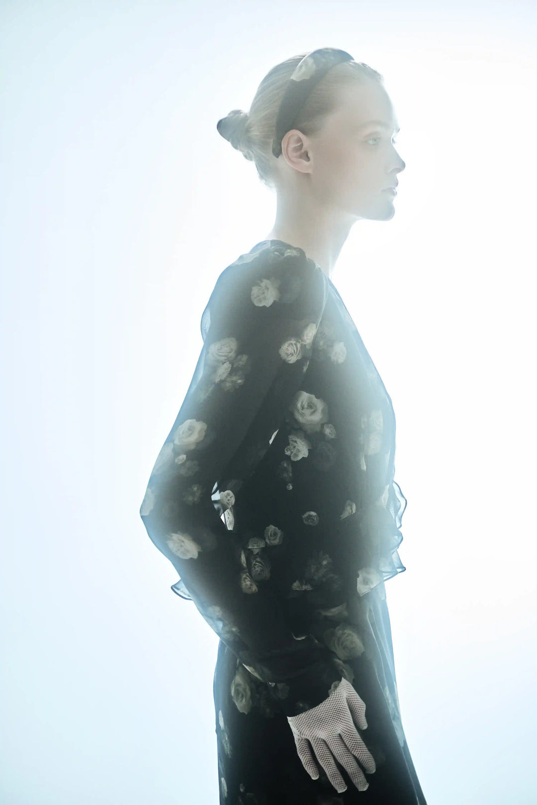 Noelia, headband made of black satin with floral print