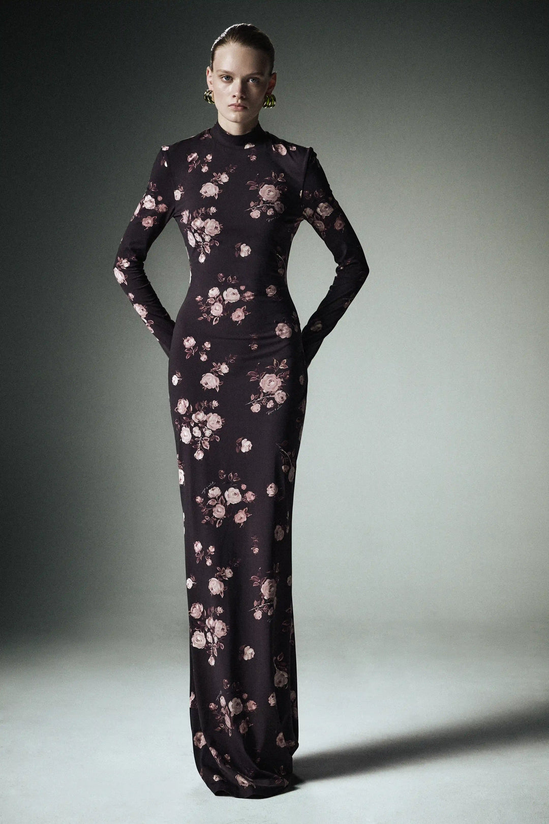 Muna maxi, maxi dress with long sleeves made of chocolate biflex with floral print