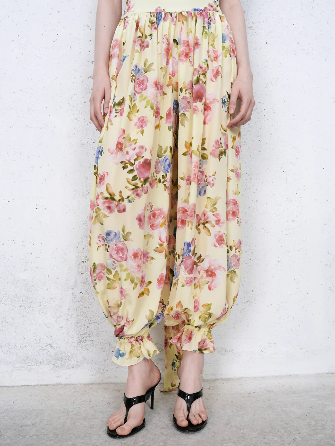Evie frill, trousers in pale yellow crepe de chine with a floral print
