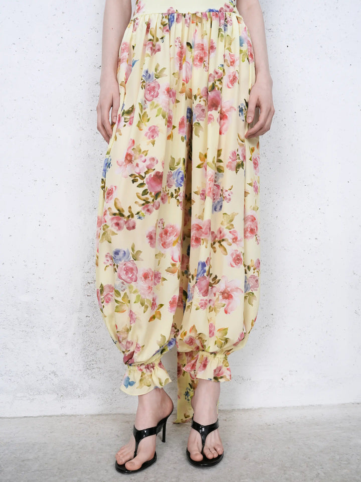 Evie frill, trousers in pale yellow crepe de chine with a floral print