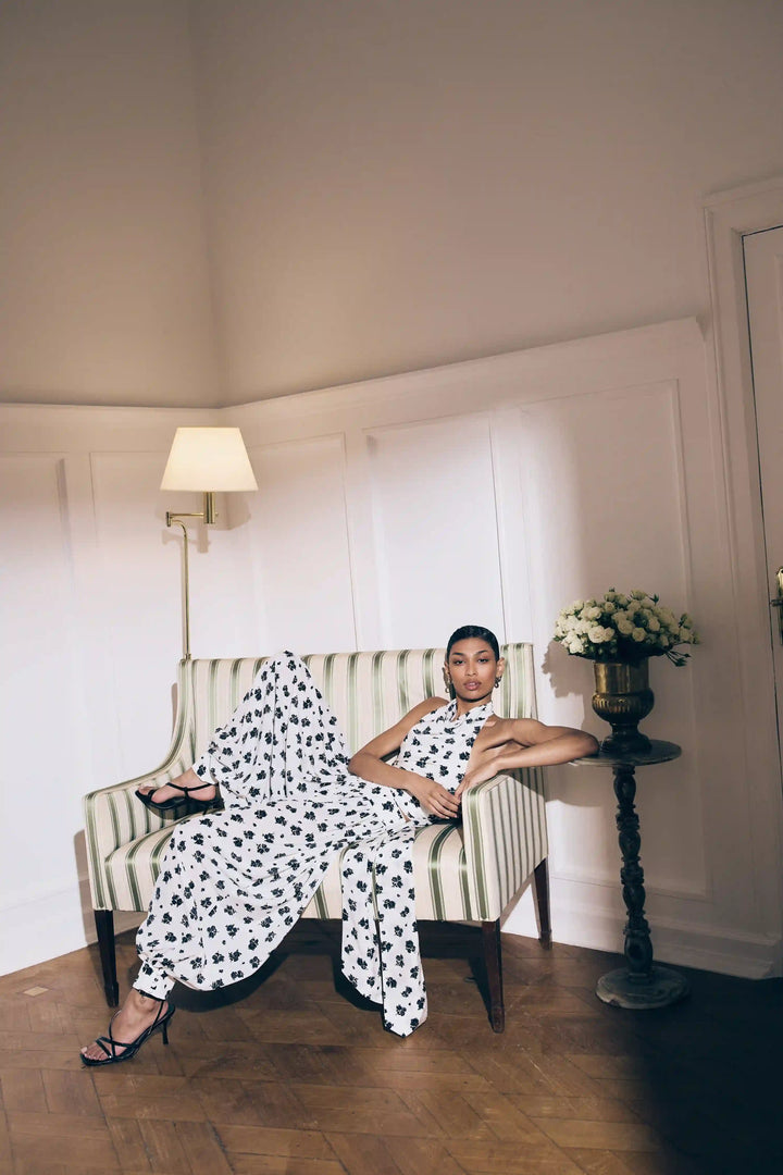 Evie, pants made of ivory crepe de chine with floral print