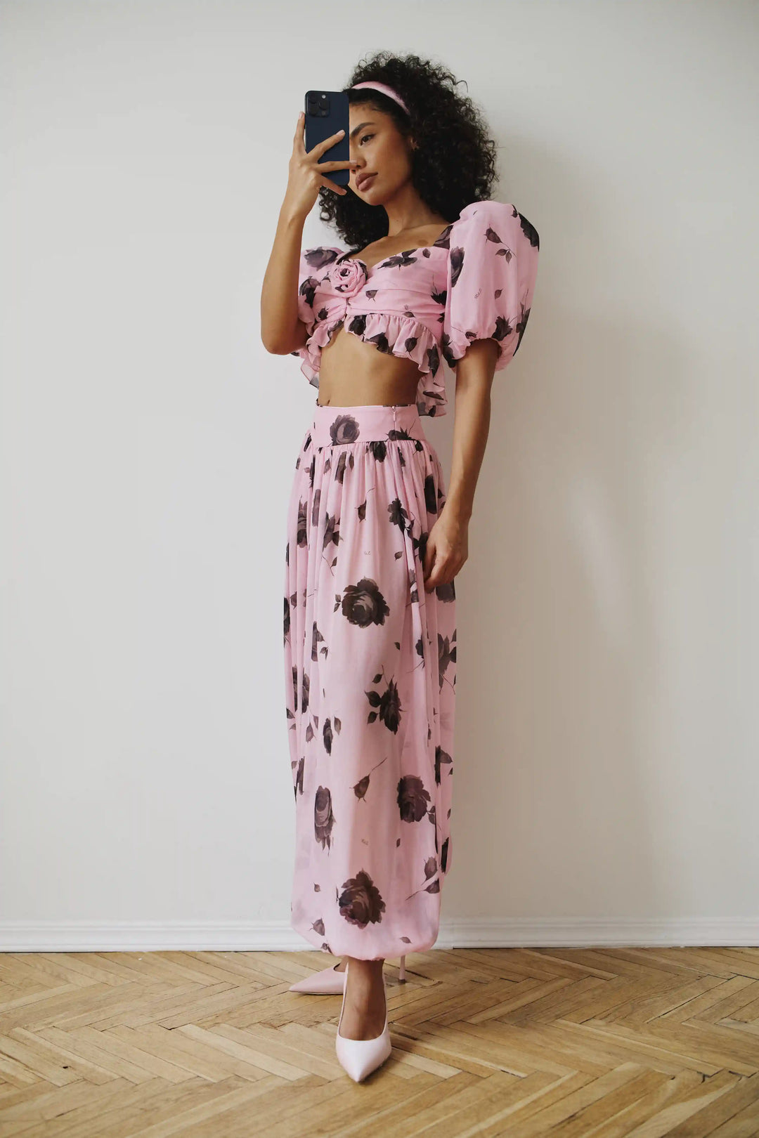 Evie, trousers made of lilac chiffon with gray flowers