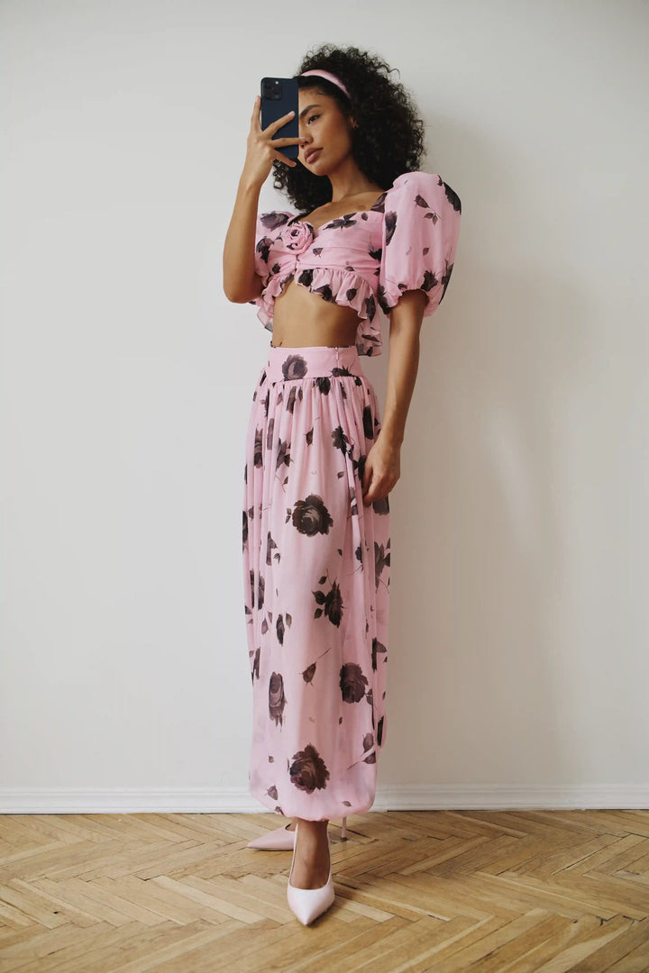 Evie, trousers made of lilac chiffon with gray flowers