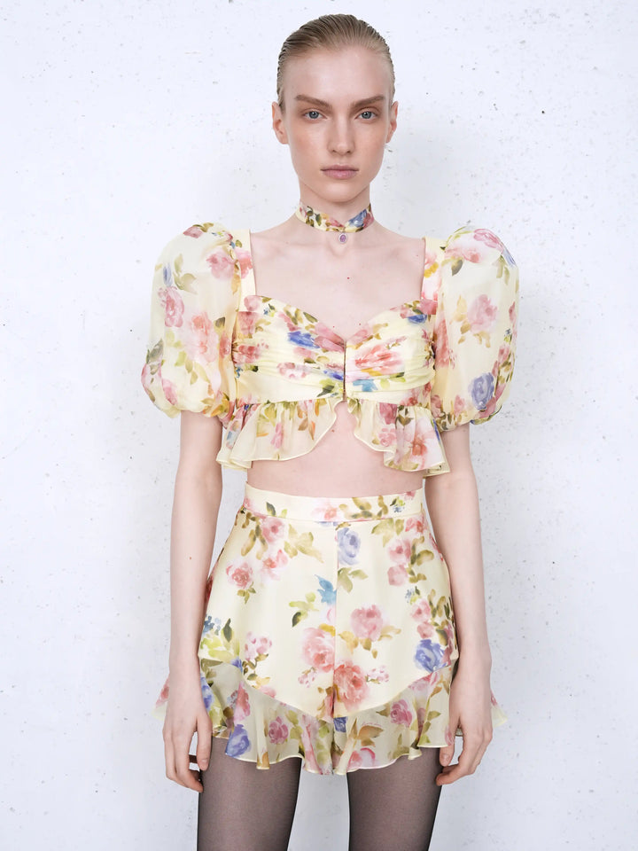 Audrie, shorts with ruffles in pale yellow chiffon with a floral print