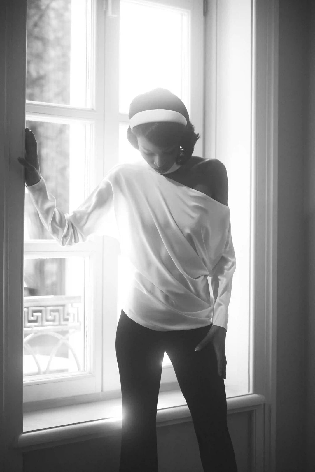 Anika top, top with long sleeves and a choker made of ivory satin