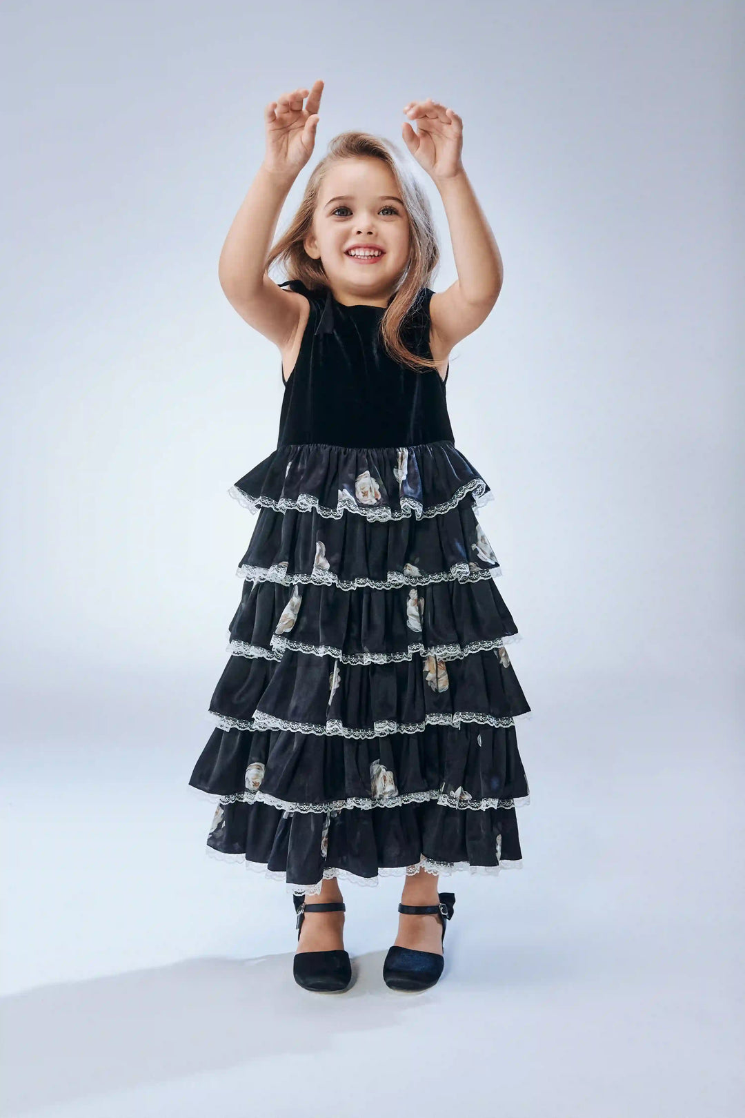 Ava no sleeves, children’s dress made of velvet and black satin with a floral print