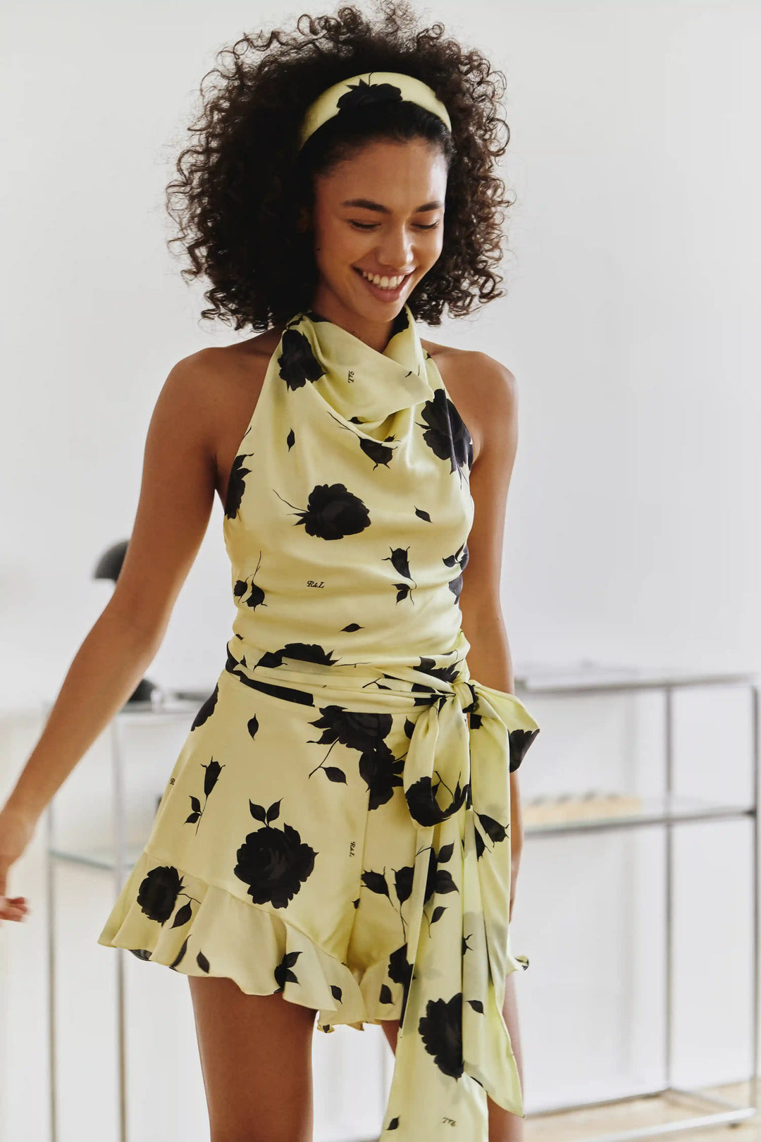 Eliana, top made of yellow satin with gray flowers