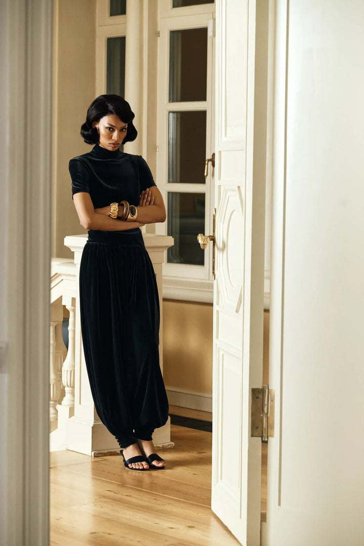 Evie, trousers made of black velvet