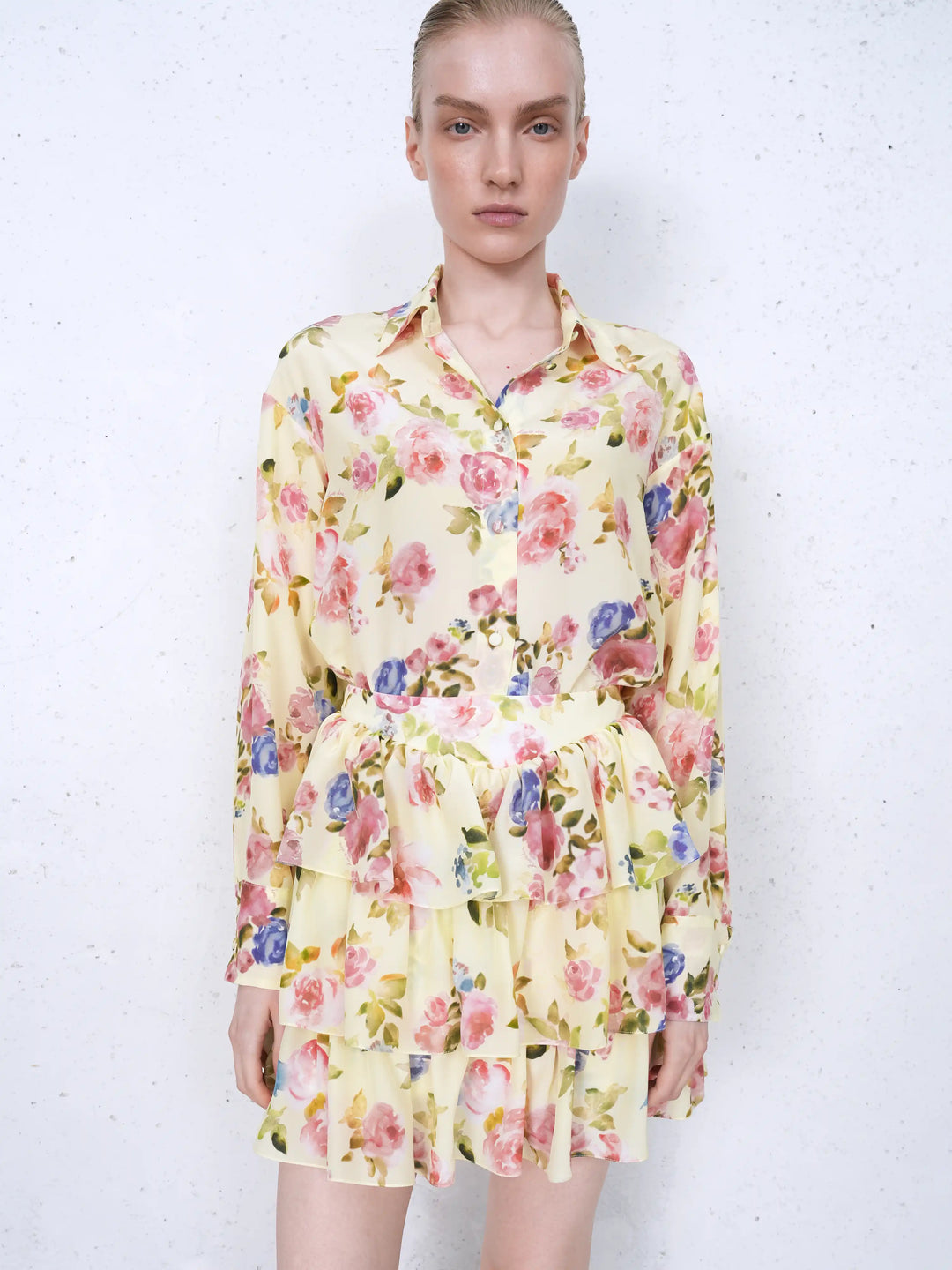 Betty mini, mini skirt in pale yellow crepe de chine with a floral print