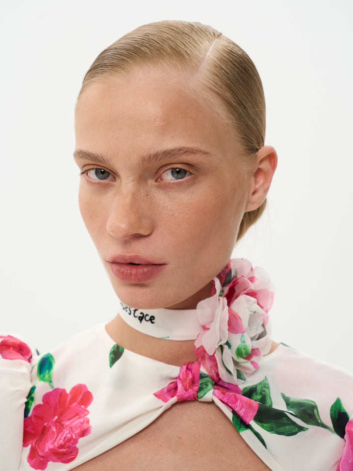 Floriena, chocker milky with crimson rose print