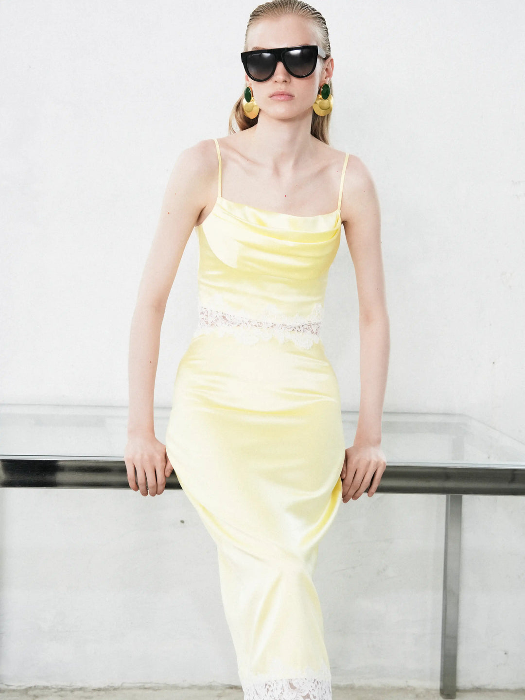 Muriel midi, midi skirt in yellow satin with lace trim