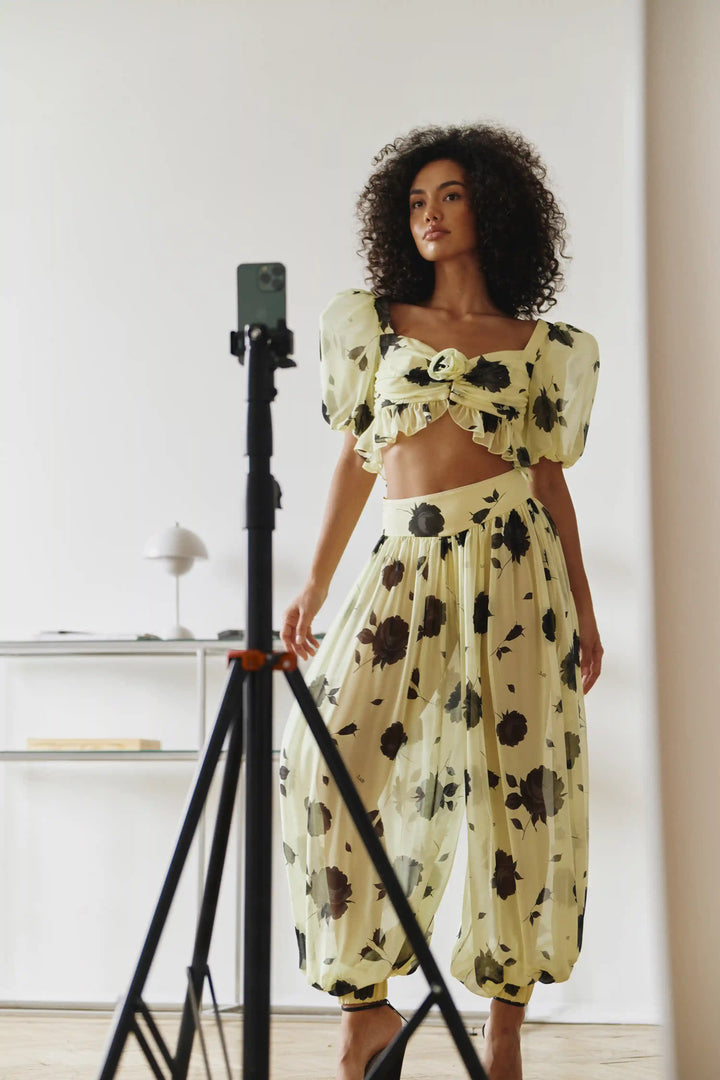 Evie, trousers made of yellow chiffon with gray flowers