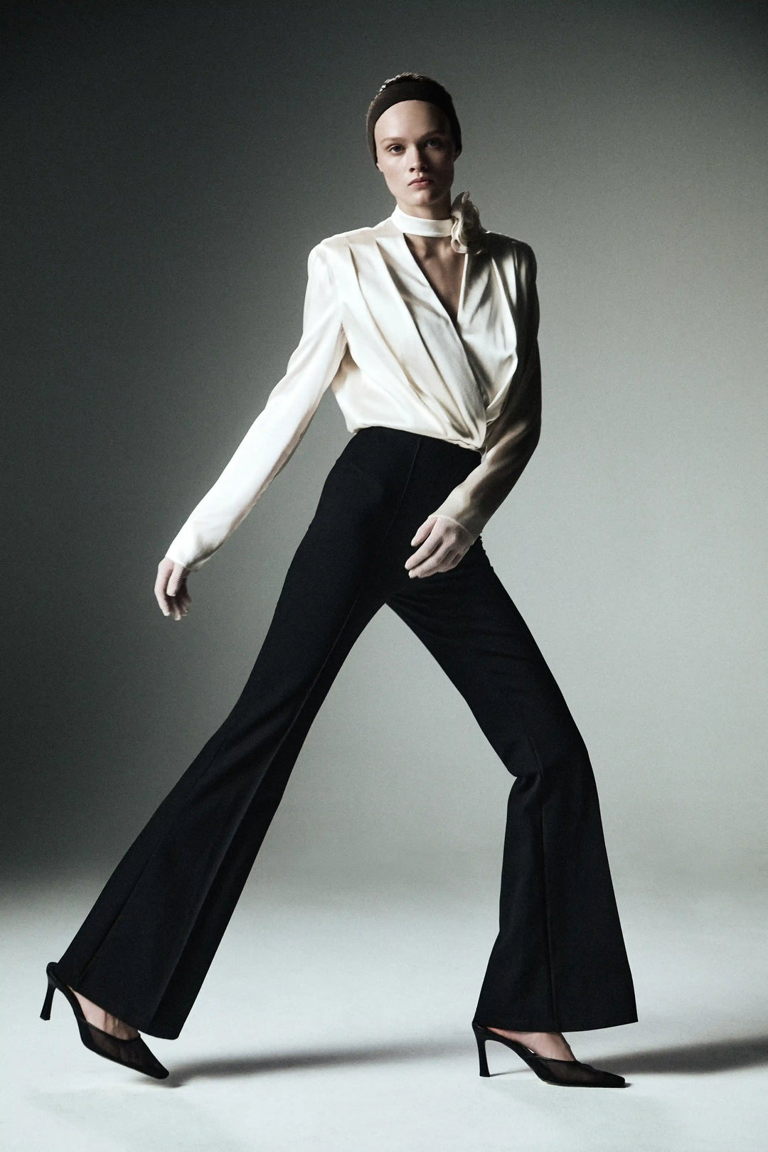 Jasmine top, top with long sleeves and a choker made of ivory satin