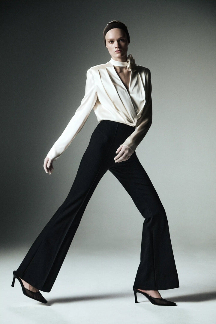 Jasmine top, top with long sleeves and a choker made of ivory satin