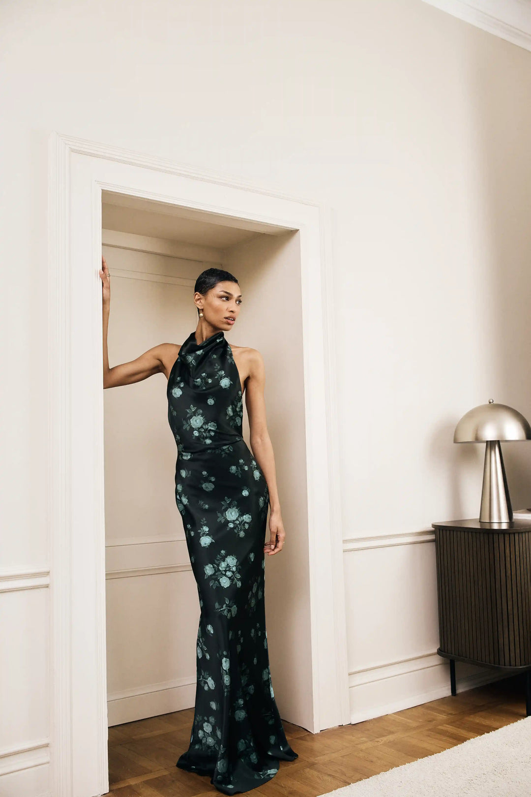 Esty maxi, maxi dress made of dark green satin with a floral print