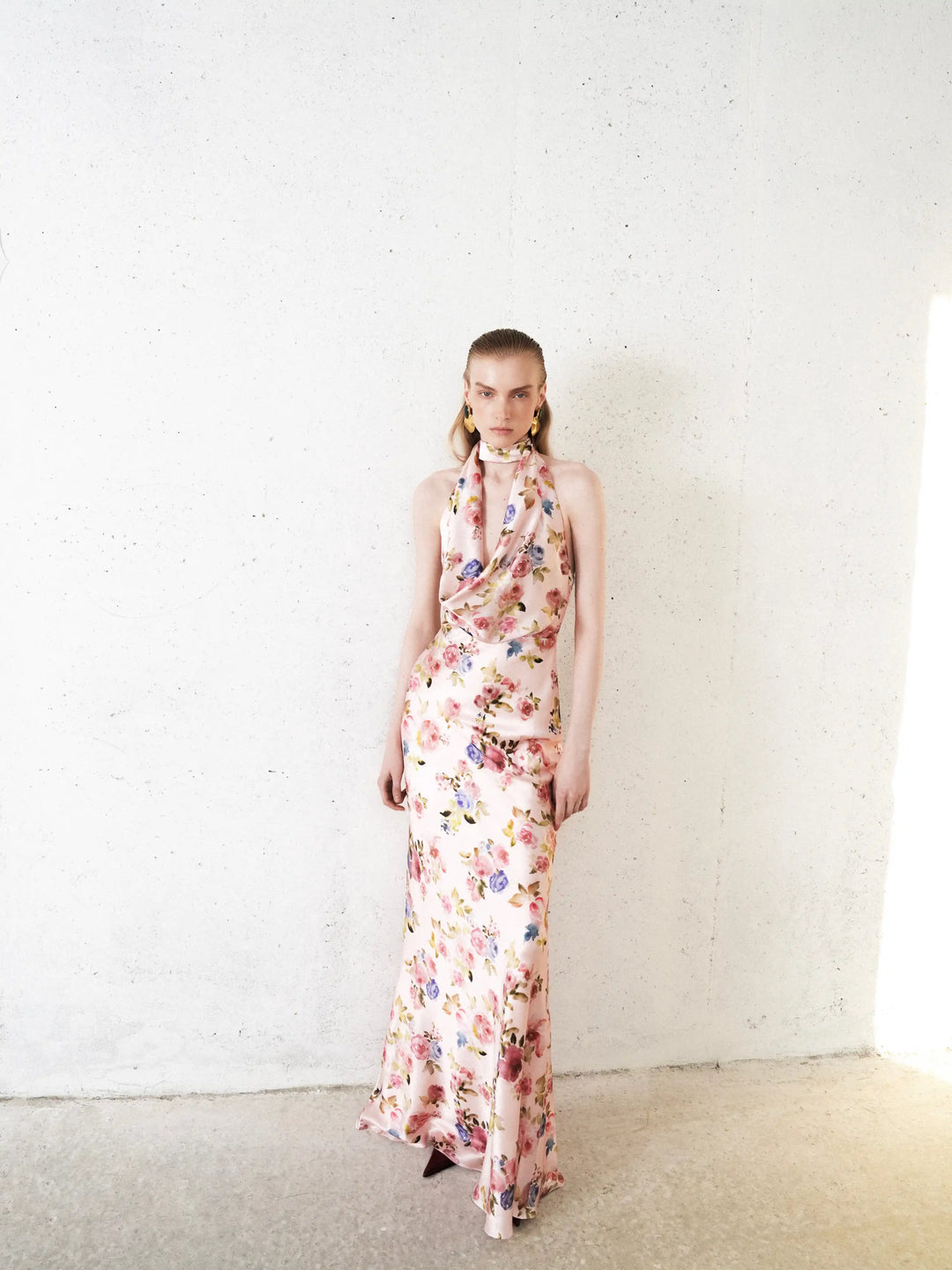 Alia maxi, maxi dress in light pink satin with a floral print